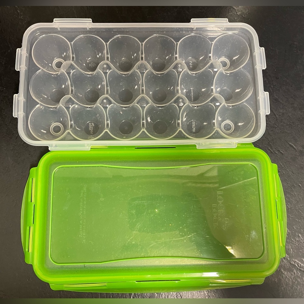 🥚18 count egg container. LocknLock brand